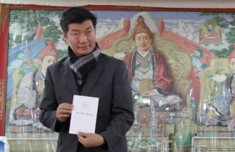 སྲིད་སྐྱོང་གིས་རྒྱབ་ཤ་དཀར་པོའི་དཔེ་དེབ་དབུ་འབྱེད།