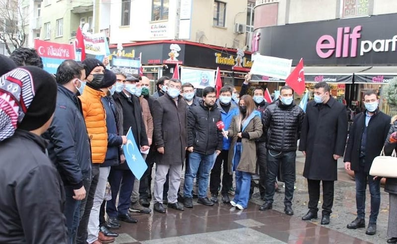 تۈركىيە بىلەن خىتاي ئارىسىدىكى «جىنايەتچىلەرنى ئۆزئارا ئۆتكۈزۈپ بېرىش كېلىشىمى» نىڭ ماقۇللۇقتىن ئۆتۈشىنى توسۇش پائالىيىتىدىن كۆرۈنۈش. 2021-يىلى 13-يانۋار، كونيا، تۈركىيە.
