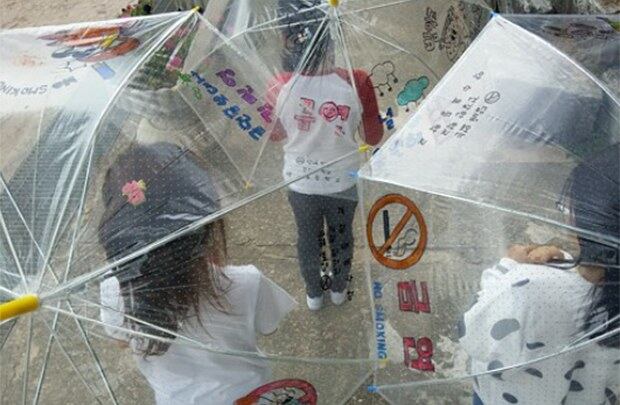 지난달 18일 울산시 북구 약수초등학교 전교생 100명과 교직원이 함께 각자의 개성이 담긴 금연 우산을 만들어 비 오는 날 금연 홍보대사를 자처하며 자연스럽게 금연 캠페인을 벌이고 있다.