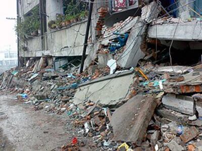 图片： 医院的一楼也塌了 (记者林迪) 