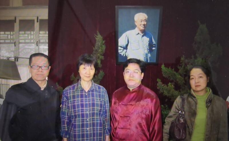 八九學運領袖季風（右二）攝於趙紫陽故居。（季風獨家提供 / 拍攝日期不詳）