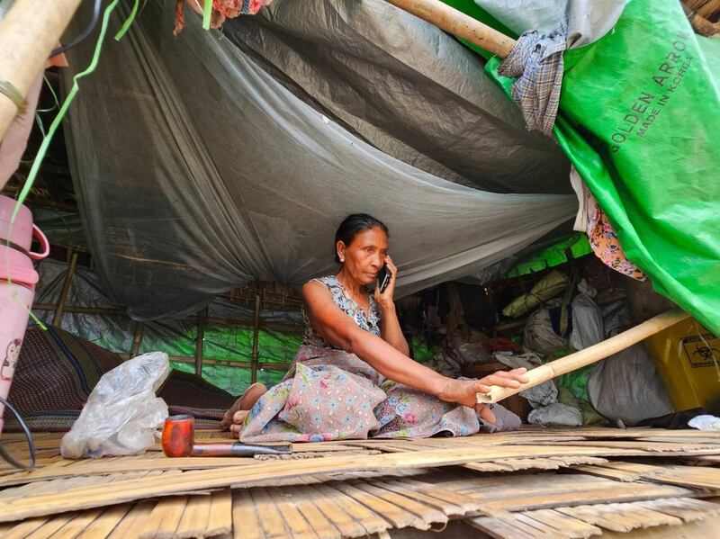 ရသေ့တောင်မြို့နယ် စေတီတောင်အရှေ့ စစ်ဘေးဒုက္ခသည်စခန်းမှာ ခိုလှုံနေသူတစ်ဦးကို ၂၀၂၃ ခုနှစ် မေလ ၂၅ ရက်နေ့က တွေ့ရစဉ်။ (Photo : RFA)