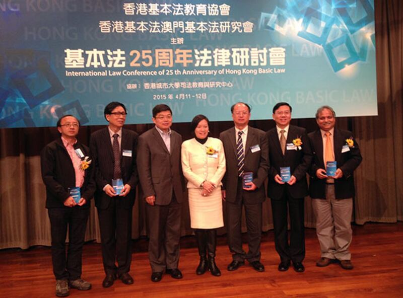 2015年4月12日，港大法律學院首席講師張達明（左一）認為，“港獨”不是真實，亦不可能發生，否則香港會被“截水截糧”。（任吉攝）