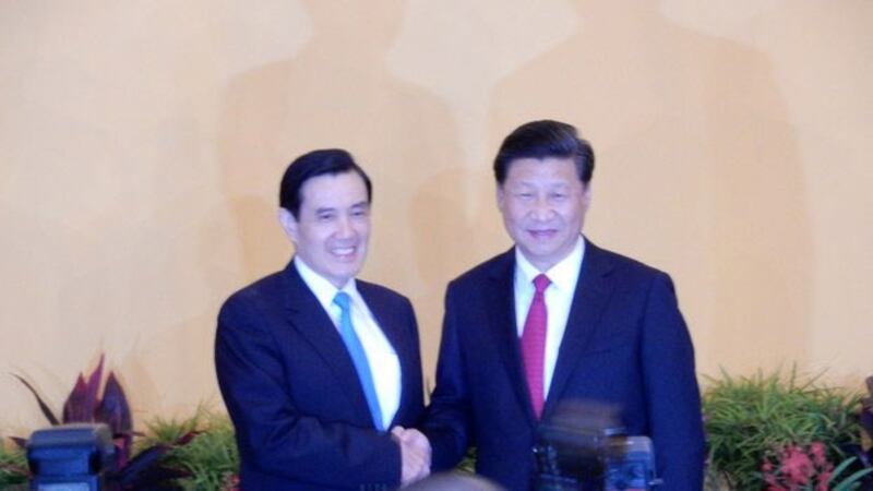 习近平、马英九2015年11月7日新加坡历史一握,写下两岸分治66年首次领导人会面。(资料照、记者夏小华拍摄)