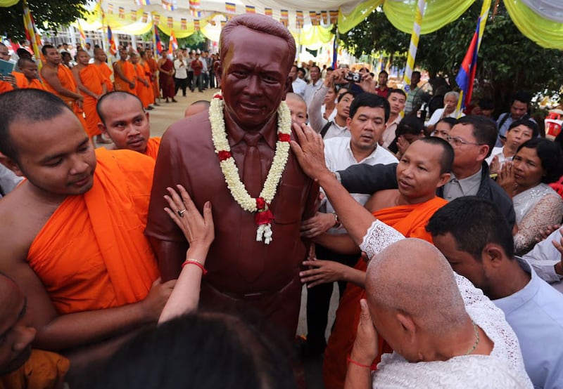 រូបសំណាកបណ្ឌិត កែម ឡី ត្រូវបានដាក់តម្កល់នៅក្នុងរោងបុណ្យខួប ១០០ថ្ងៃ នាវត្តចាស់ នៅថ្ងៃទី១៤ តុលា ឆ្នាំ២០១៦។ RFA/Chuop Sereyroth