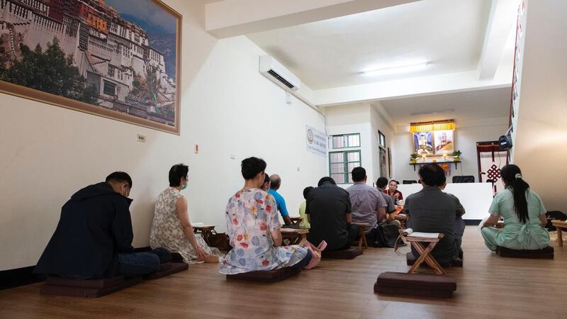 图说：1990年代后自行来到台湾的藏人在桃园形成一个小型聚落，在台藏人福利协会桃园分部在每周日都会举办活动，藏人们可以在这个时间相聚、互相帮忙。（摄影／杨子磊）