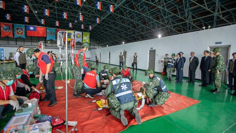 总统蔡英文24日前往台南视察空军第一战术战斗机联队暨陆军步兵203旅“防疫整备”。(总统府提供)
