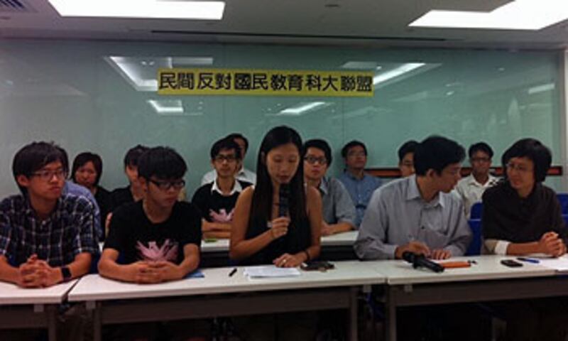 民間反對國民教育科大聯盟召開記者會回應，指接受政府決定，並會繼續監察政府，下周三將如期舉行集會總結行動成果。（相片由現場人士提供）