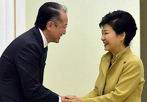  박근혜 대통령(왼쪽)이 지난해 12월 4ㅇ 청와대에서 김 용 세계은행 총재를 접견, 악수하고 있다. 