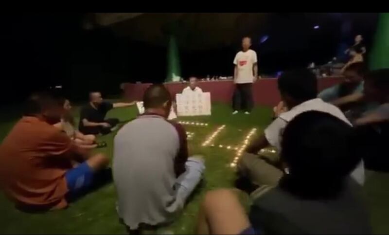 参与者在烛光前，为六四遇难者默哀。（当事人提供/记者乔龙）