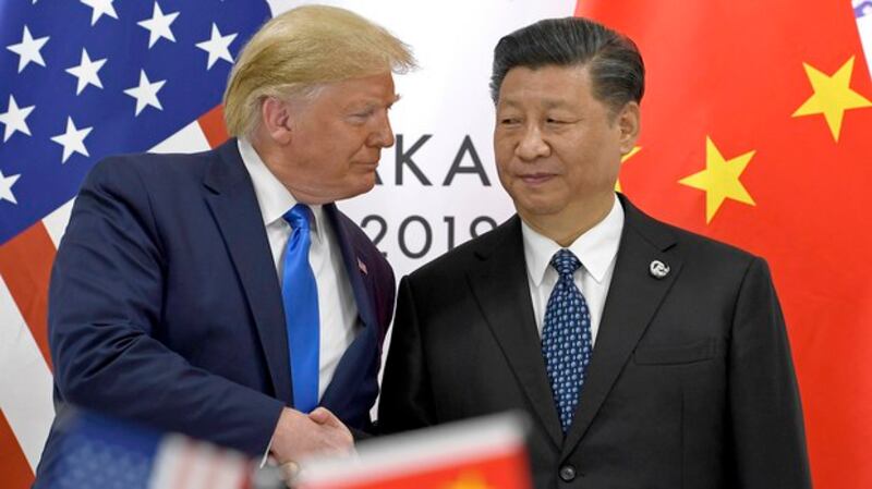 中美關係成國際焦點，美國總統特朗普（左）和中國國家主席習近平在日本G20峰會上握手。（美聯社資料圖片）