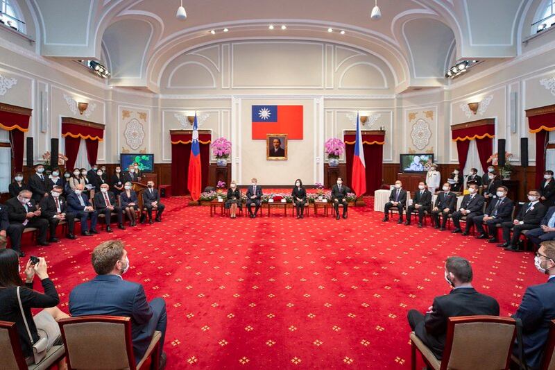 蔡英文总统3日接见捷克参议院议长维特齐（Miloš Vystrčil）访问团，并追赠勋章给已故捷克议长柯佳洛（Jaroslav Kubera）。（总统府提供）