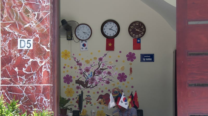 图说:专营台湾市场的越南中介公司,门口没有明显的招牌,桌上的中华民国国旗是少数可辨认的线索,如今也多了日本、韩国的国旗。(摄影/简永达)