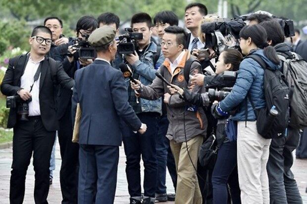 북한의 제7차 노동당 대회가 6일 개막한 가운데 외신 기자들이 행사장 200미터 밖에서 외경만 보도하고 있다.