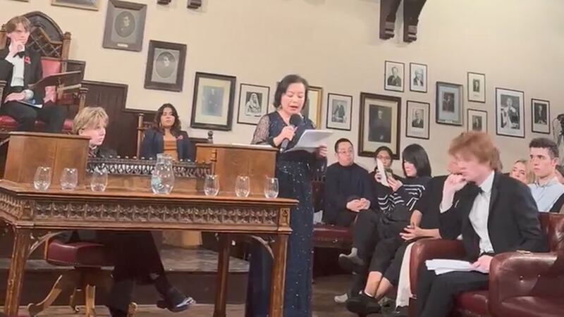 ئەنگلىيەدىكى «ئۇيغۇر قىرغىنچىلىقىنى توختات» دېگەن تەشكىلاتنىڭ ئىجرائىيە مۇدىرى ۋە دۇنيا ئۇيغۇر قۇرۇلتىيىنىڭ ئەنگلىيە ئىشخانىسىنىڭ مۇدىرى رەھىمە مەھمۇت مۇنازىرە مەيدانىدا سۆزلەۋاتىدۇ، 2023-يىلى 2-نويابىر، كامبرىج