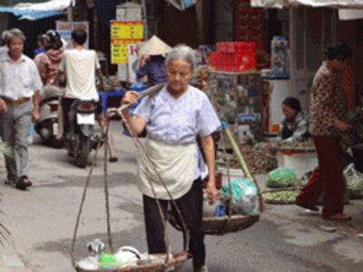 Mẹ già buôn gánh bán bưng. RFA photo.