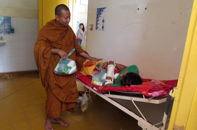 ព្រះតេជព្រះគុណ ហាក់ សៀងហៃ ជំនួយការនៃសាកលវិទ្យាល័យព្រះសីហនុរាជ សាខាខេត្តបាត់ដំបង នាំអាហារចែកអ្នកជំងឺនៅមន្ទីរពេទ្យបង្អែកខេត្តបាត់ដំបង កាលពីថ្ងៃទី៤ ខែតុលា ឆ្នាំ២០១៥។