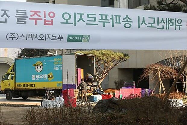 서울 송파구 장지동 '위례신도시 송파 푸르지오'에서 이사대행업체 관계자들이 짐을 나르고 있다. 