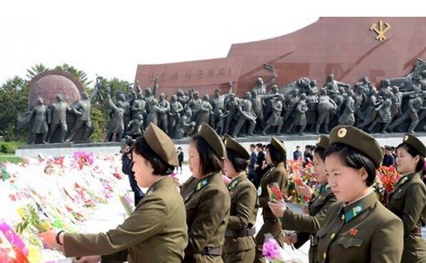 조선인민군 창건 84주년인 지난 4월 25일 김일성, 김정일 동상에 꽃바구니를 놓은 북한 군인들.