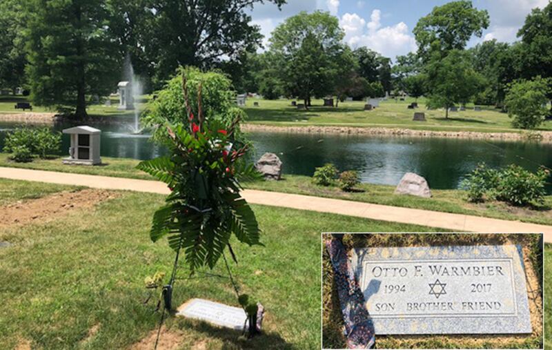 오하이오주 신시내티 오크 힐 묘지(Oak Hill Cemetery)에 잠들어 있는 오토 웜비어 씨. 그의 묘비에는 ‘OTTO F. WARMBIER'란 이름과 함께 ‘아들, 형제, 친구'란 글자가 새겨져 있다.