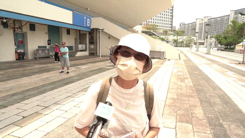 市民蔡太知悉事故後徹夜難眠，尤是擔心年輕傷者恐日後有嚴重後遺症，祈禱盼他早日康復。她又認為，港府和主辦單位應認真檢討今次事故。（石頭 攝）