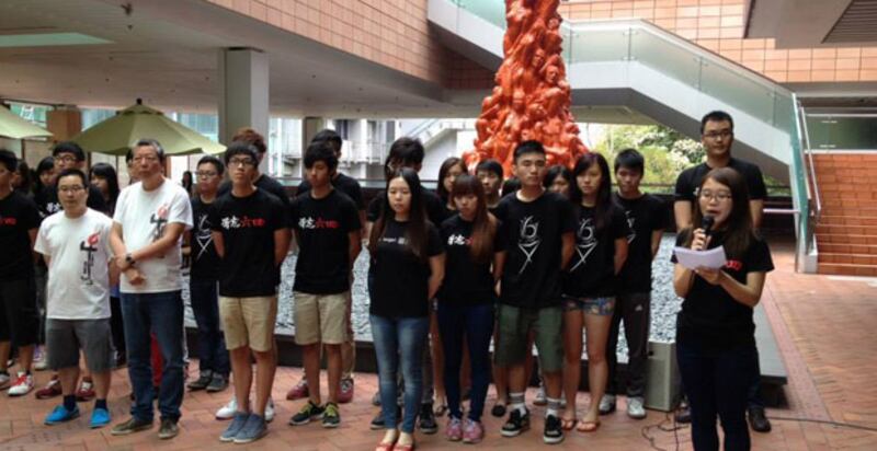 2013年5月5日，香港大學學生會約30名學生代表和支聯會主席李卓人等人，一起洗刷國殤之柱的基座。(自支聯會facebook)