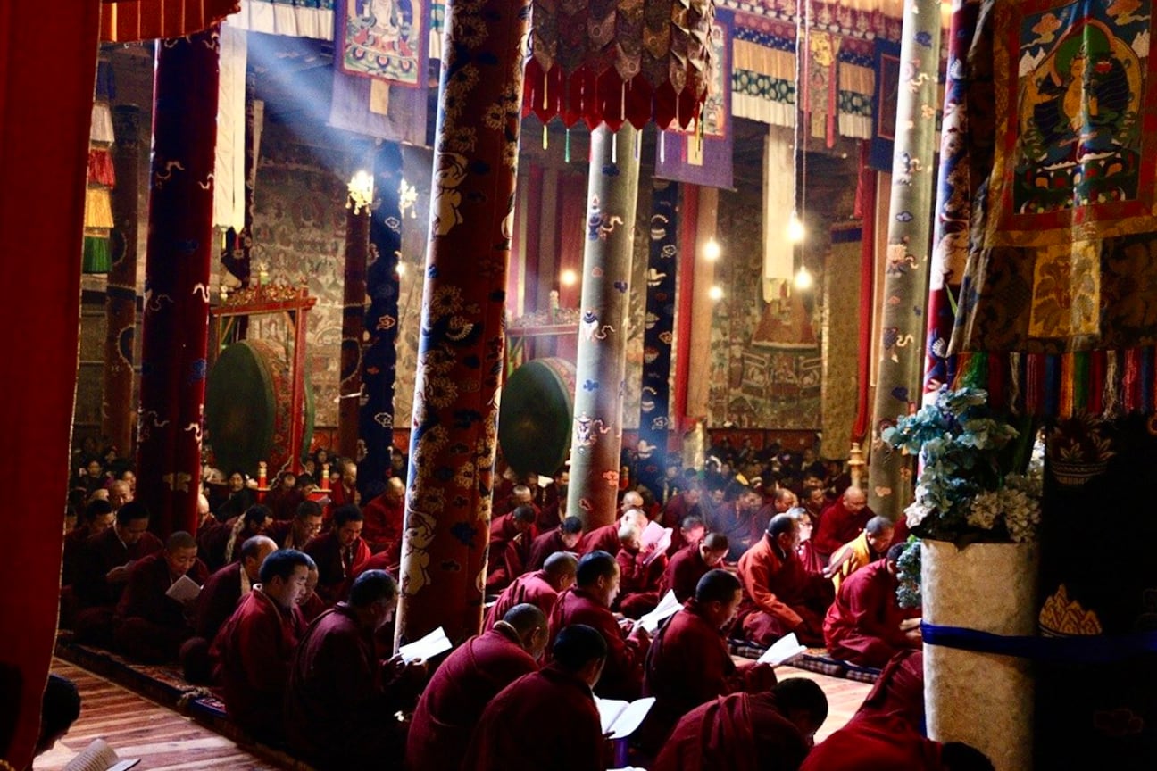 藏历新年期间,汪堆寺俄派七坛城法会尚未结束,数百僧众被审讯、被要求签字服从当局的任何指示。