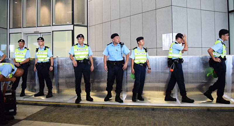 2015年5月30日，大批警員趕到立法會示威區，阻止示威者進一步衝擊行動。 (粵語組黃思霖攝)
