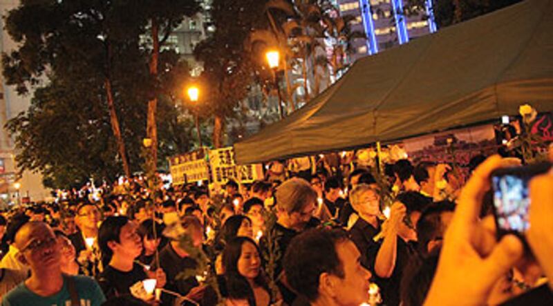 6月13日，近千名香港市民在李旺陽頭七的日子出席悼念活動。（粵語部記者文宇晴攝）