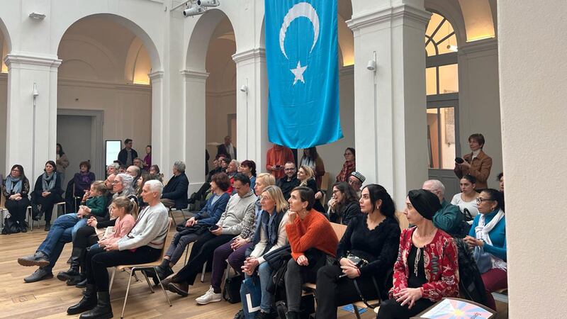 شىۋېتسارىيەنىڭ لۇگانو شەھىرىدە ئۆتكۈزۈلگەن «خىتايغا كەسكىن نەزەر» ناملىق چوڭ تىپتىكى پائالىيەتنىڭ كۆرۈنۈشى. 2024-يىلى 23-فېۋرال، لۇگانو