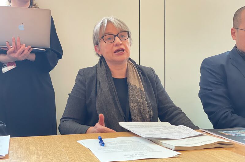 上議員本內特（Natalie Bennett）向黎智英父子表達支持。（呂熙 攝）