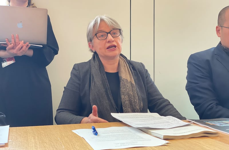 上議員本內特(Natalie Bennett)向黎智英父子表達支持。(呂熙 攝)