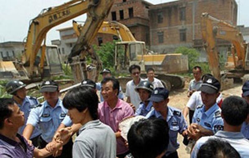6月20日，廣州白雲區逾百強拆人員進入東華村，強拆民房，數十名拒遷戶堵路抗拆。（鄰村村民楊先生提供）