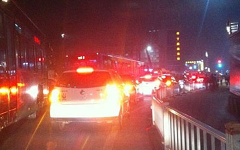 寧波民眾自發組織車隊，送參與請願的鎮海區居民回家。（照片由許雄龍提供）