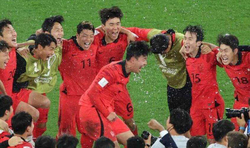 지난 3일 카타르 알라이얀의 에듀케이션 시티 스타디움에서 열린 2022 카타르 월드컵 조별리그 H조 3차전 대한민국과 포르투갈 경기. 손흥민이 16강 진출에 성공하자 동료 선수들과 환호하고 있다.