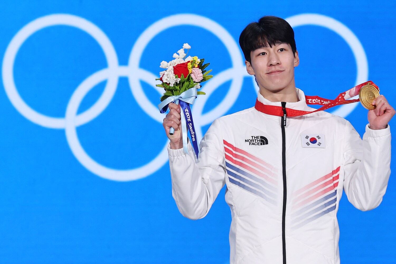 022 베이징 동계올림픽 쇼트트랙 남자 1500m에서 금메달을 획득한 한국 쇼트트랙 대표팀 황대헌이 지난 10일 중국 베이징 메달 플라자에서 열린 메달 수여식에서 단상에 올라 금메달을 들어보이고 있다.