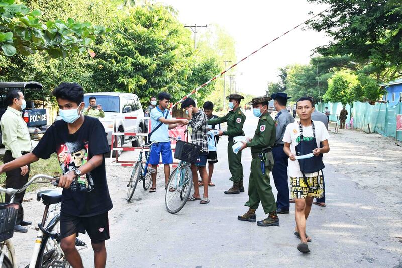 ရခိုင်ပြည်နယ် ကျောက်ဖြူမြို့မှ စစ်ကောင်စီတပ်ဖွဲ့ဝင်တချို့အား ၂၀၂၂ ခုနှစ် အောက်တိုဘာလ ၂၂ ရက်နေ့က တွေ့ရစဉ်။ (Photo: We Love Kyaukpyu)