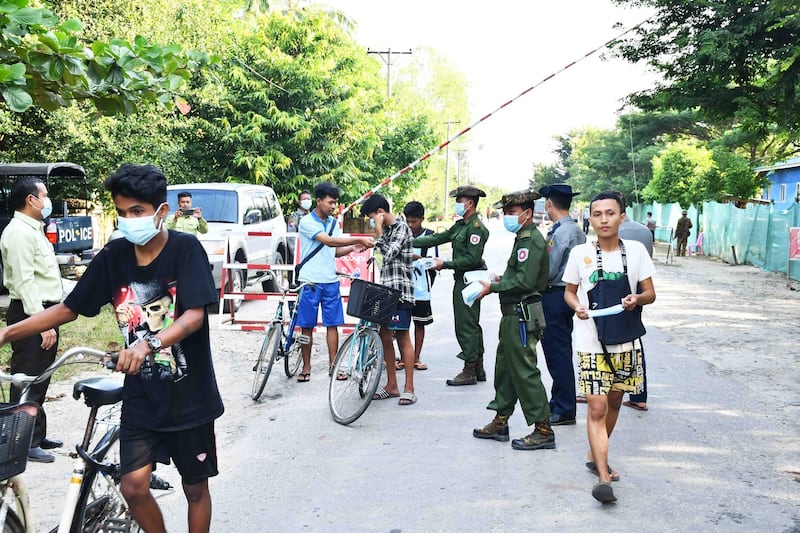 ရခိုင်ပြည်နယ် ကျောက်ဖြူမြို့မှ စစ်ကောင်စီတပ်ဖွဲ့ဝင်တချို့အား ၂၀၂၂ ခုနှစ် အောက်တိုဘာလ ၂၂ ရက်နေ့က တွေ့ရစဉ်။ (Photo: We Love Kyaukpyu)