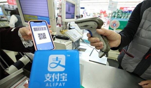 사진은 서울역의 한 마트에서 중국인 고객이 중국에서 사용하는 간편 결제시스템인 알리페이(Alipay)로 결제하는 모습.
