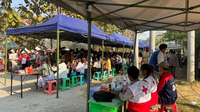 မူဆယ်နယ်စပ်တွင် UID နံပါတ်ရရန် တန်းစီနေသူများအား ၂၀၂၄ ခုနှစ် ဧပြီလ ၂၇ ရက်နေ့က တွေ့ရစဥ်။ (ဓာတ်ပုံ- လူသားချင်းစာနာမှု ကူညီရေးကွန်ယက်)