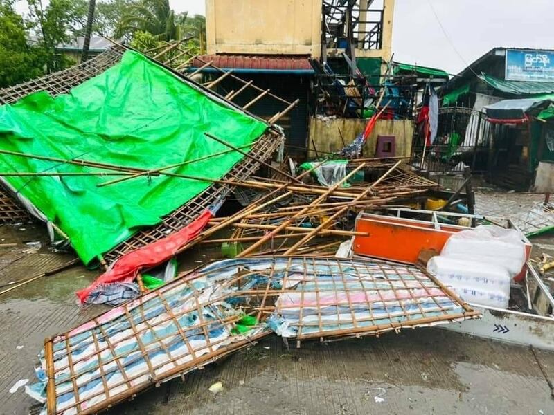 ဆိုင်ကလုန်းမုန်တိုင်း မိုခါကြောင့် မင်းပြားမြို့ပေါ်က ထိခိုက်ပျက်စီးမှုများကို မေလ ၁၄ ရက်နေ့က တွေ့ရစဉ်။ (Photo: Citizen Journalist)