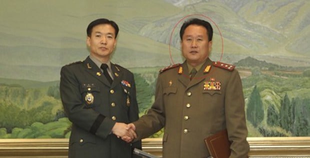 북한이 오는 9일 판문점 남측 평화의집에서 고위급회담을 개최하는데 동의한 5일 이번 고위급회담 남북 양측의 수석대표로 조명균 통일부 장관과 리선권 위원장이 유력하다는 관측이 나오고 있다. 사진은 제38차 남북군사실무회담이 열린 2010년 9월 30일 오전 판문점 평화의집에서 북한정책과장 문상균 대령(왼쪽)과 악수하는 북한 리선권 위원장(오른쪽,당시 대좌) 모습.