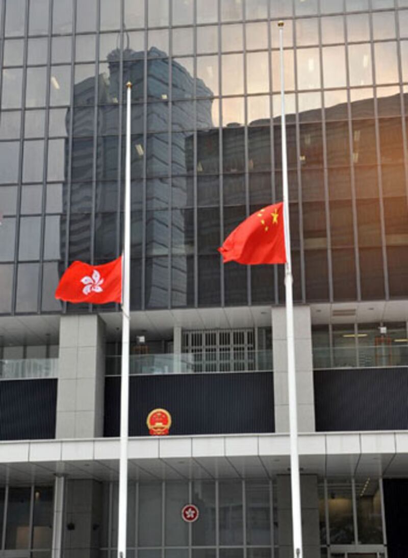 政府周四即4號在全港十八區設置弔唁處,讓市民簽名弔唁,其中葵芳社區會堂,開放首半個小時,已有逾百人來簽名,對死難者致哀。(粤语部記者馮日遙拍攝)