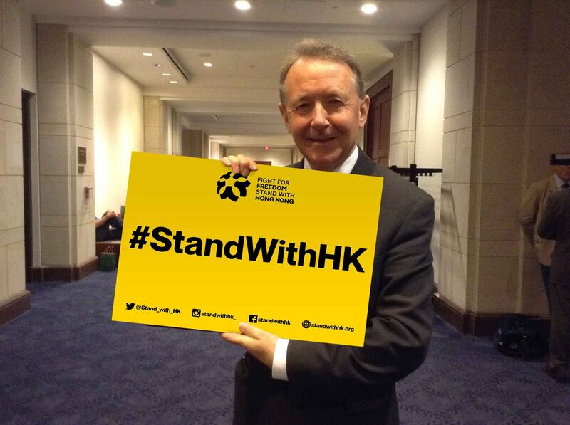 英國上議院議員奧爾頓（Lord David Alton）督促一些與海康威視有設備合約的英國地方議會公開與合約細節，並警示英國，中共正在以此滲透方式壓制對其人權罪行的批評。（奧爾頓臉書圖片 / 拍攝日期不詳）