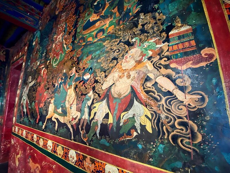 乃穹寺墙上的绘画。（唯色拍摄）