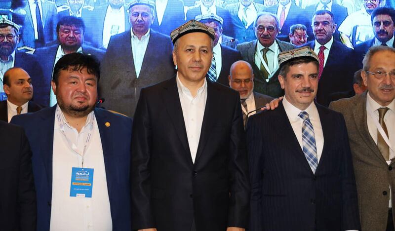 «شەرقىي تۈركىستاننى قوللاش» ناملىق خەلقئارالىق ئىلمىي مۇھاكىمە يىغىنىدا ئىستانبۇل ۋالىيسى ئالى يەرلىكايا(سولدىن ئىككىنچى) ئەپەندى بىلەن خاتىرە سۈرەت. 2022-يىلى ئىيۇن، ئىستانبۇل.