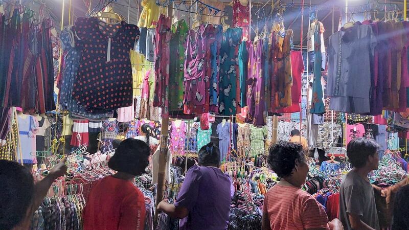 မန္တလေးတိုင်း ညောင်ဦးမြို့ ရွှေစည်းခုံဘုရားအနီးတွင် ရောင်းချနေသည့် ဆယ့်နှစ်ပွဲစျေးသည်များနှင့် ပွဲဈေးလာသူများကို ၂၀၂၃ ခုနှစ် ဇွန်လ ၁ ရက်နေ့ညက တွေ့ရစဉ်။ (Photo: RFA)