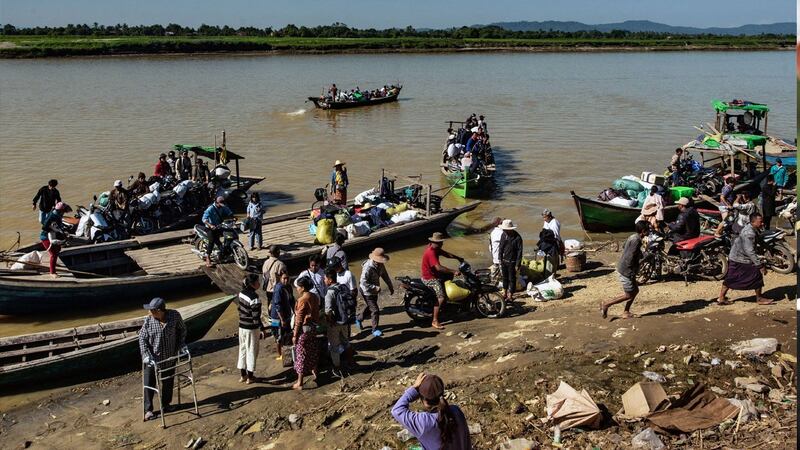 တိုက်ပွဲကြောင့် ထွက်ပြေးတိမ်းရှောင်နေကြသည့် ဗန်းမော်ဒေသခံများအား ၂၀၂၄ ခုနှစ်၊ ဒီဇင်ဘာလ ၆ ရက်နေ့က စင့်ကင်ကျေးရွာတွင် တွေ့ရစဉ်။ ( Photo: STR / AFP)