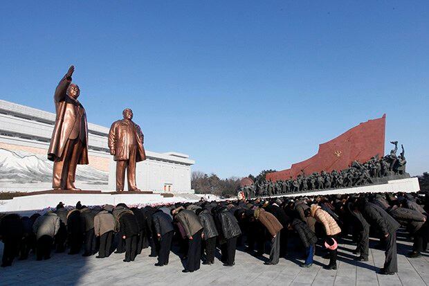 김일성·김정일 동상에 인사하는 북한 주민들의 모습.