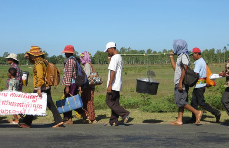 អ្នក​ភូមិ​ឡពាង​ប្រមាណ ៣០នាក់ នាំ​គ្នា​រែក​ចាន​ឆ្នាំង មុង​ភួយ ធ្វើ​ដំណើរ​ដោយ​ថ្មើរ​ជើង​មក​ទីក្រុង​ភ្នំពេញ នៅ​ព្រឹក​ថ្ងៃ​ទី ១២ ខែ​សីហា ឆ្នាំ ២០១៤។ 